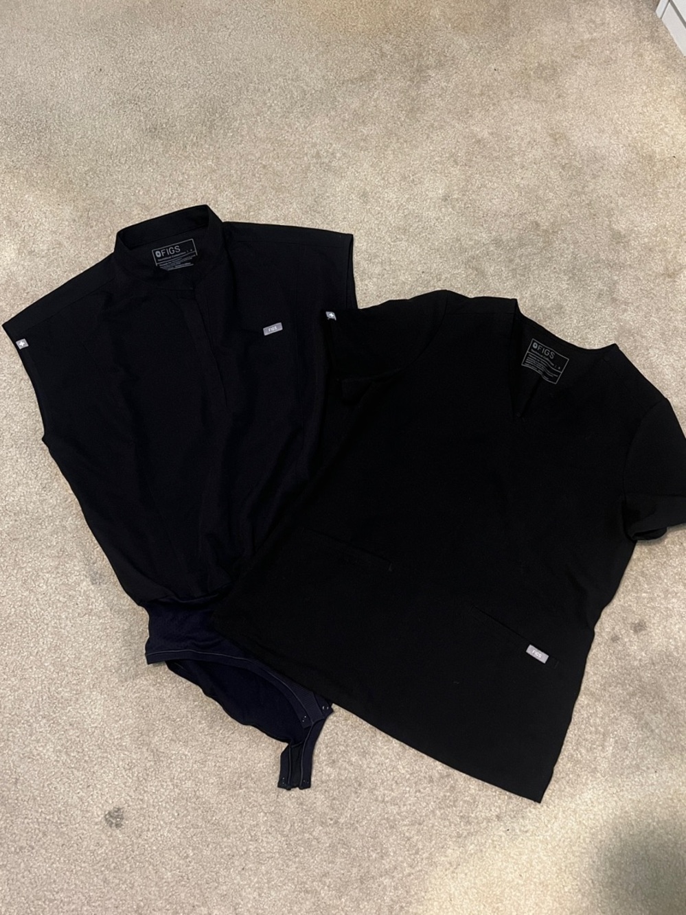 FIGS black scrub top duo
